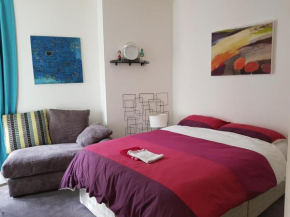 Private room in luxury canary wharf apartment